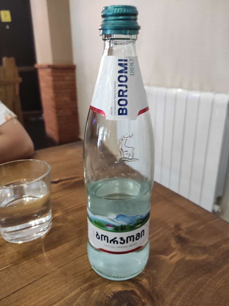 Obed - Borjomi je slaná voda na žalúdok, ktorú píjaval Stalin