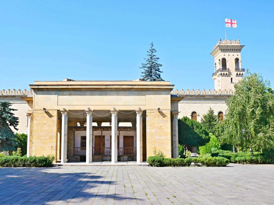Múzeum Stalina - Stalinov rodný dom a za ním múzeum