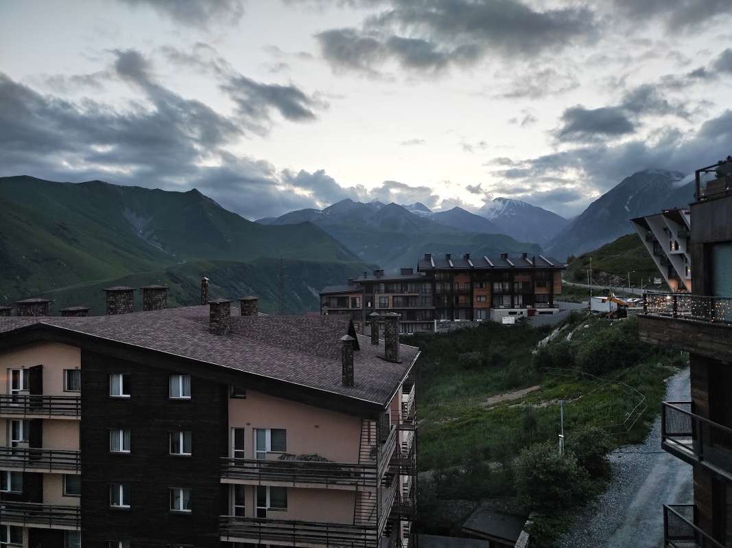 Výhľad z reštaurácie hotela Gudauri Loft Hotel Ski