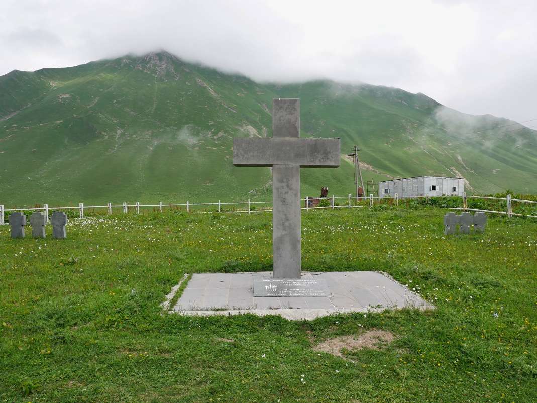 Krížový priesmyk - symbolický cintorín staviteľom vojenskej cesty cez Kaukaz