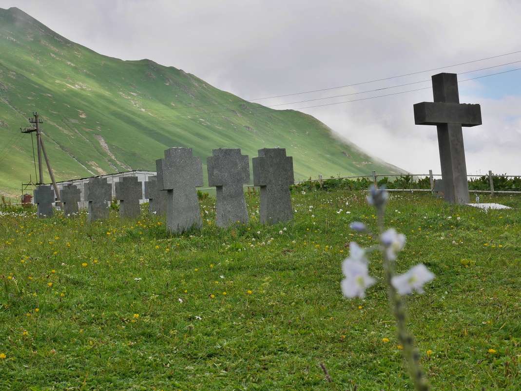 Krížový priesmyk - symbolický cintorín staviteľom vojenskej cesty cez Kaukaz