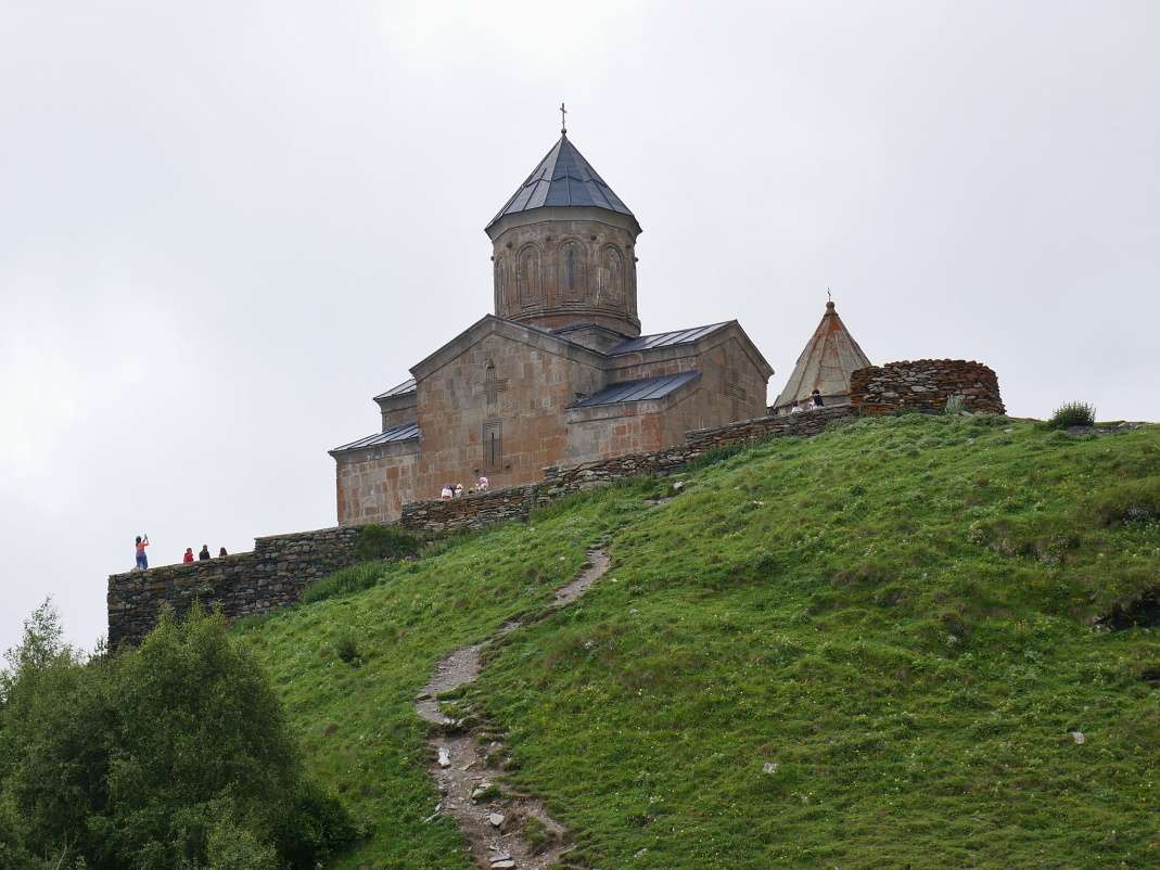 Kostol Najsvätejšej Trojice Gergeti - pri tomto pohľade by mal byť Kazbek, kde bol pripútaný Prometeus, za kostolom