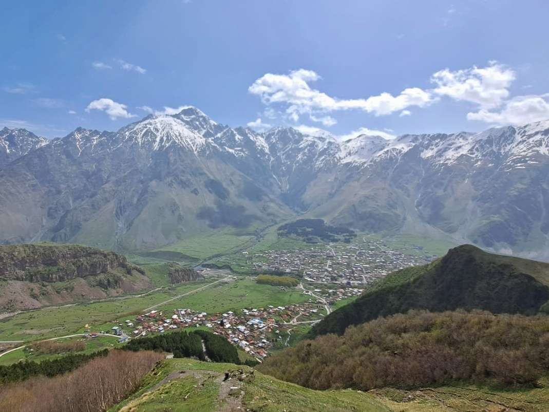 Výhľad od kostola na dedinu Stepancminda (bývalá Kazbegi)  - a Kaukaz, ktorý sme nevideli