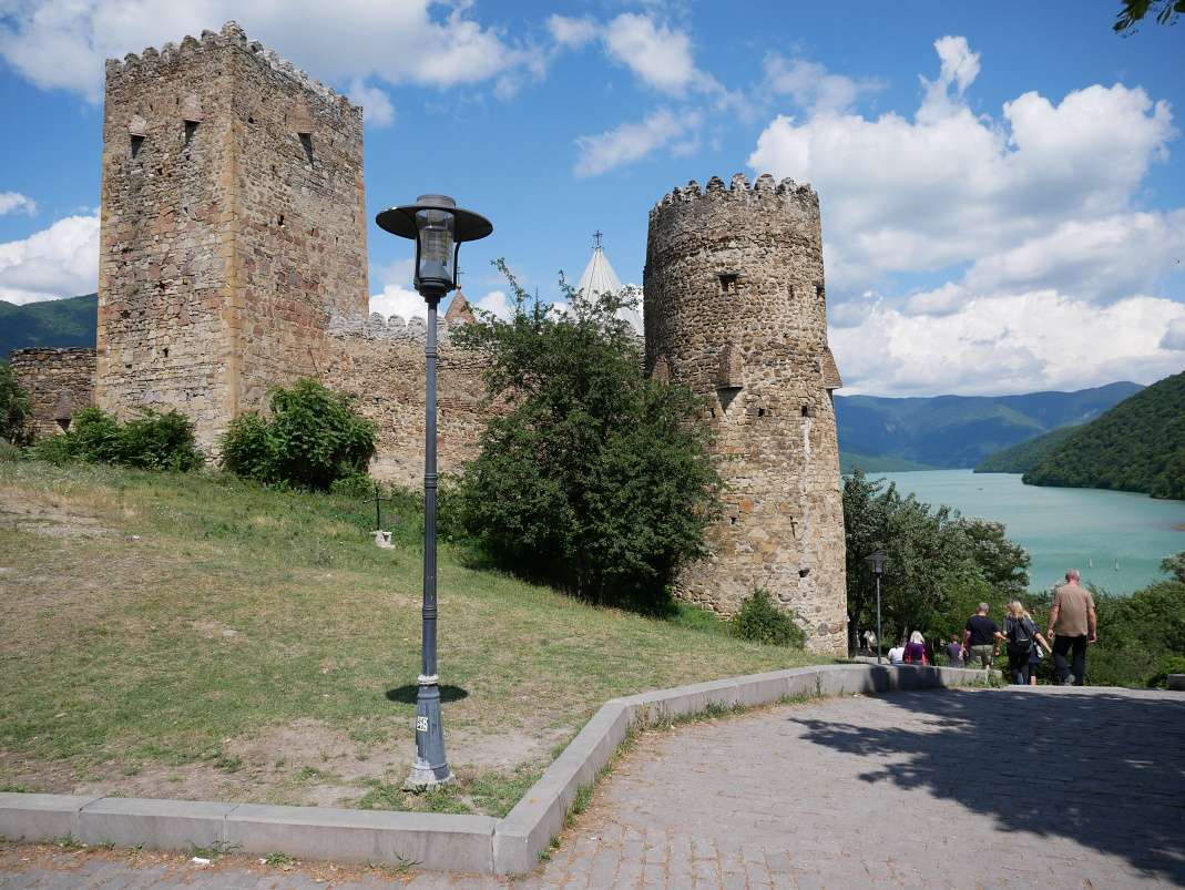 Pevnosť Ananuri pri priehrade Žinvali