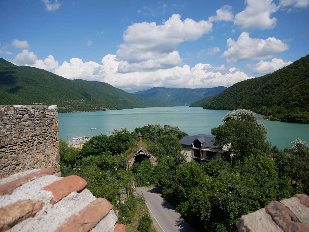 Pevnosť Ananuri a priehrada Žinvali