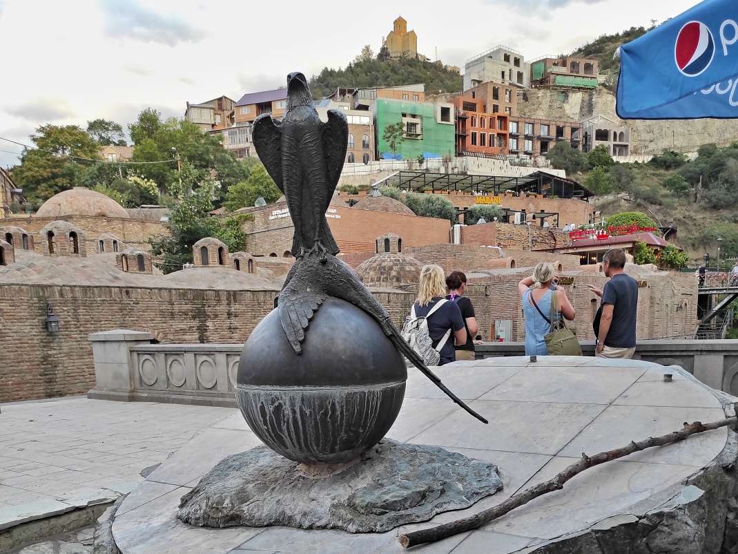 Tbilisi - sokol kráľa Vachtanga a kláštor Tabor