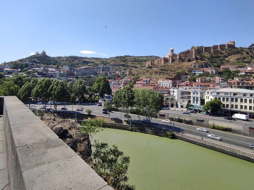Výhľad z terasy pred Metekhi - rieka Kura, kláštor Tabor a pevnosť Narikala