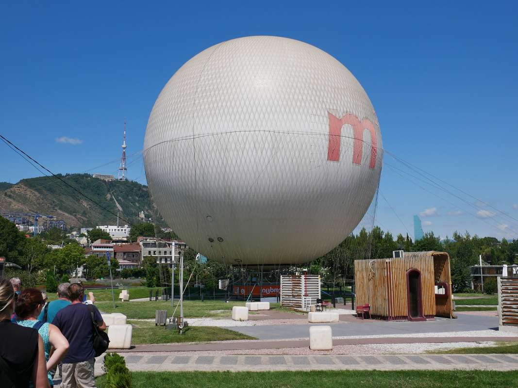 Vzdušný balón na vyhliadky na mesto (len ho na lanách pustia hore a dole, nelieta voľne)