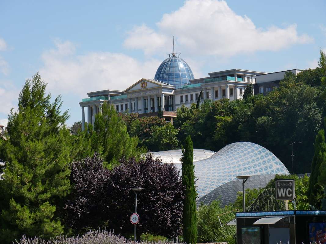 Štátny ceremoniálny palác - niekto vraví, že prezidentský palác, iný že parlament