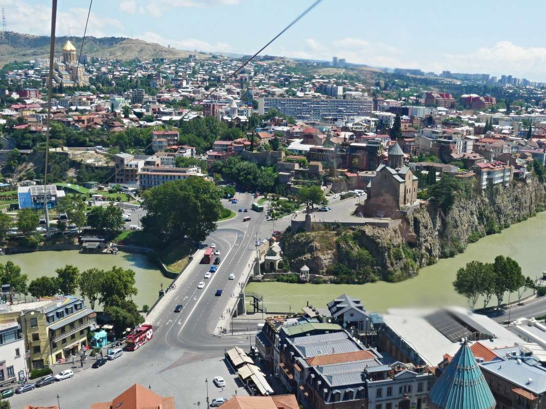Sameba vľavo hore, lanovka, a Metekhi vpravo dole z lanovky