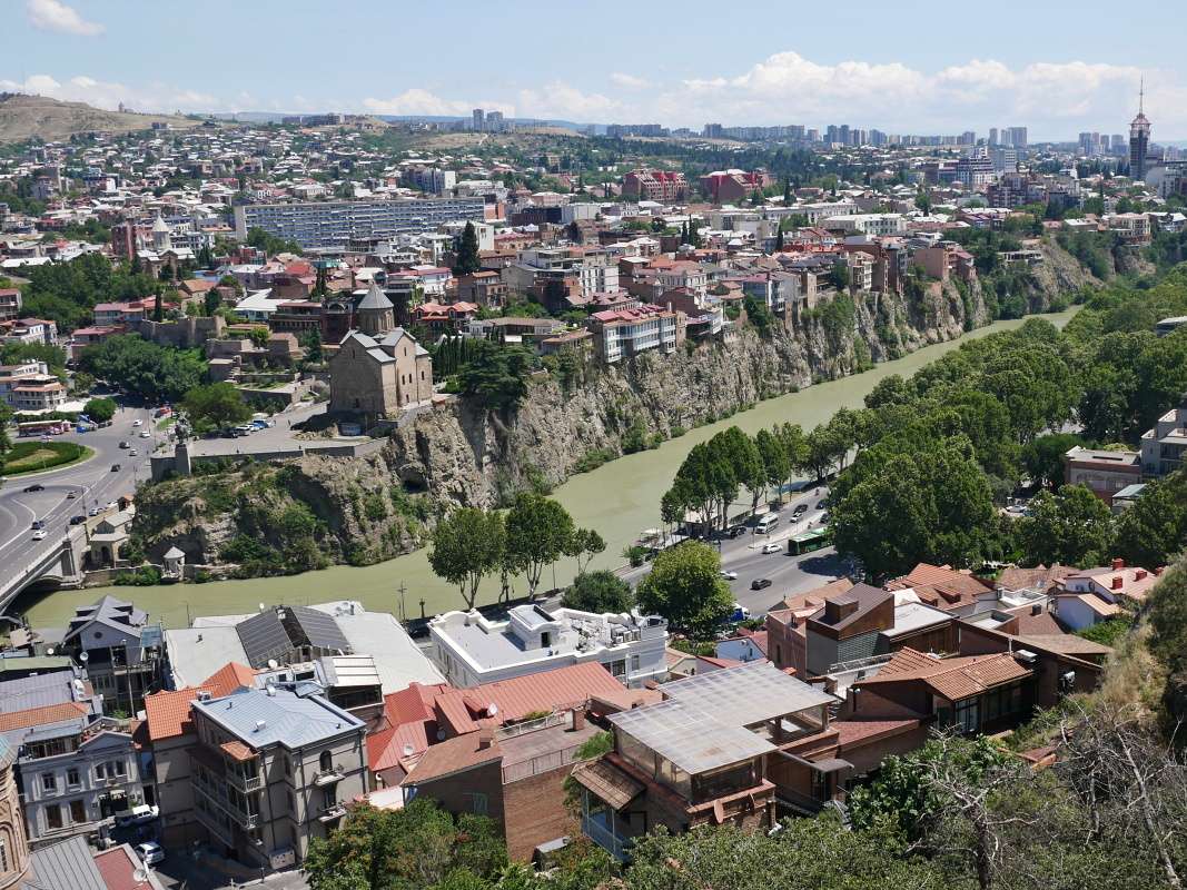 Rieka Kura, Metekhi a domy na útesoch nad Kurou