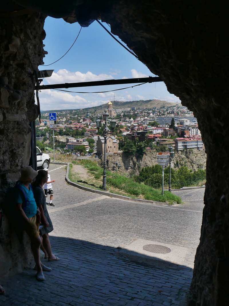 Východ z pevnosti Narikala