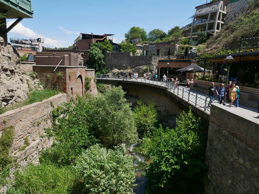 Pokračujeme kaňonom od mosta do ľava