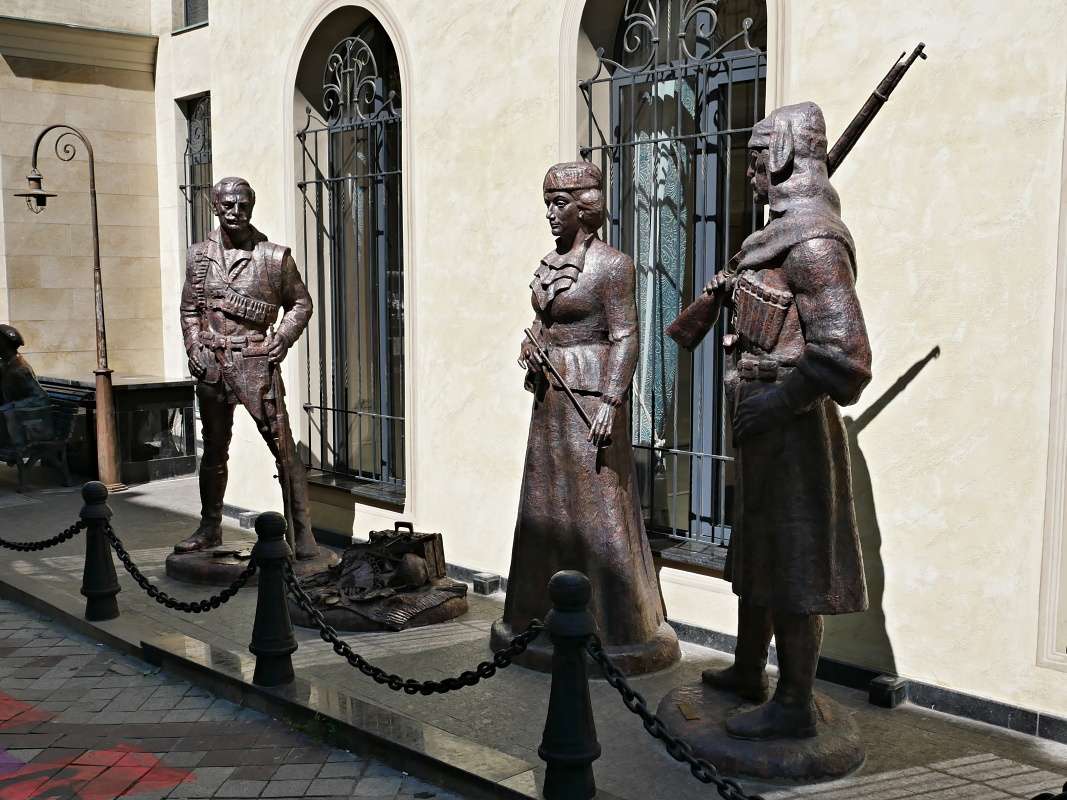 Sochy na ulici Ioane Shavteli