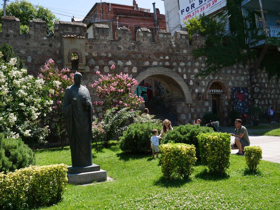 Ulica Nikoloza Baratashviliho - pôvodné múry a brána do Tbilisi