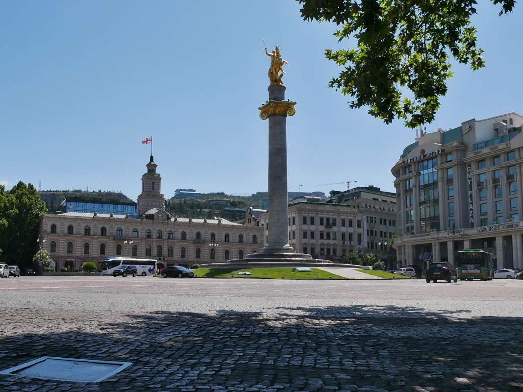 Námestie Slobody - oproti je Radnica mesta Tbilisi