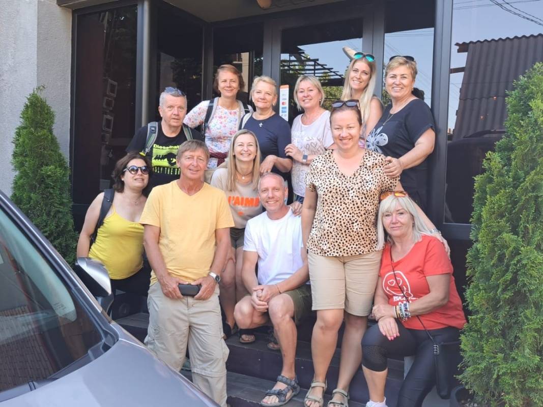 Rozlúčka pred hotelom s Mirkou a Romanom, ktorí nejdú do Arménska