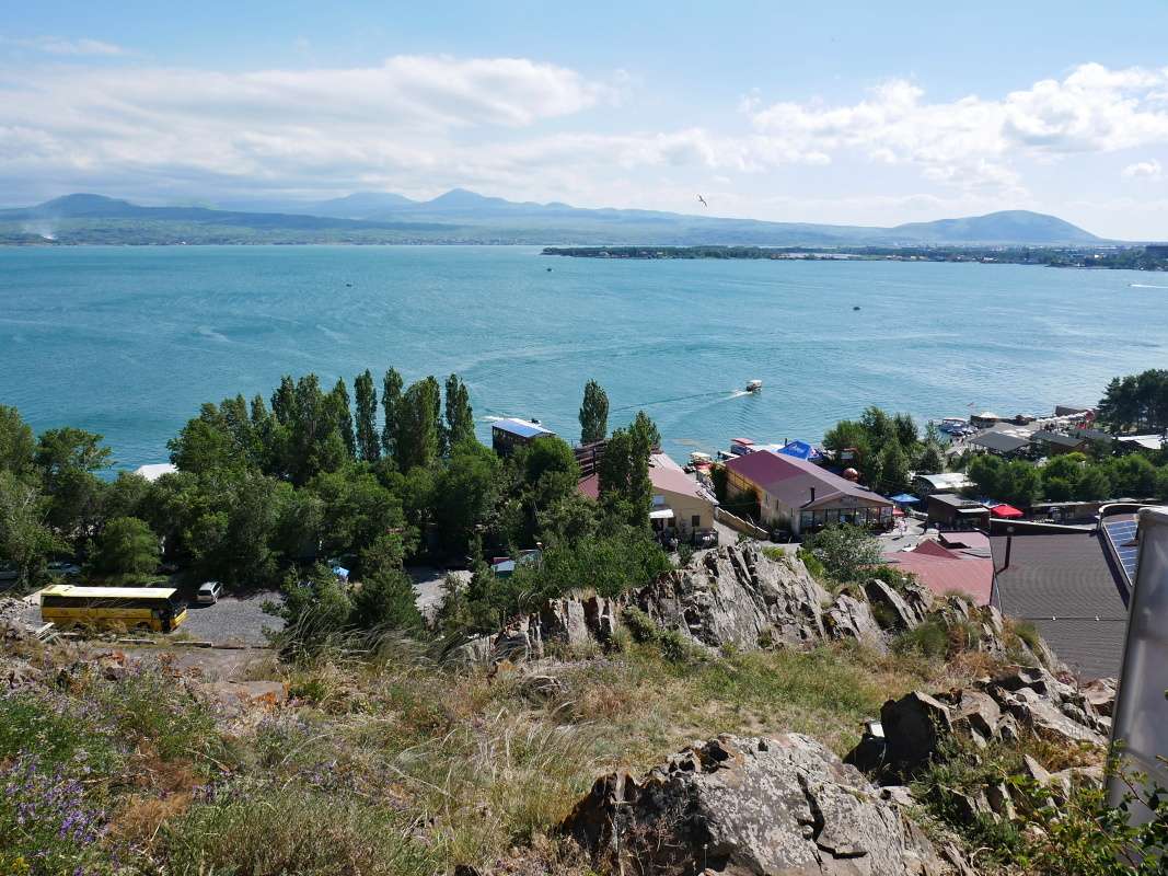 Výhľad na jazero Sevan po ceste