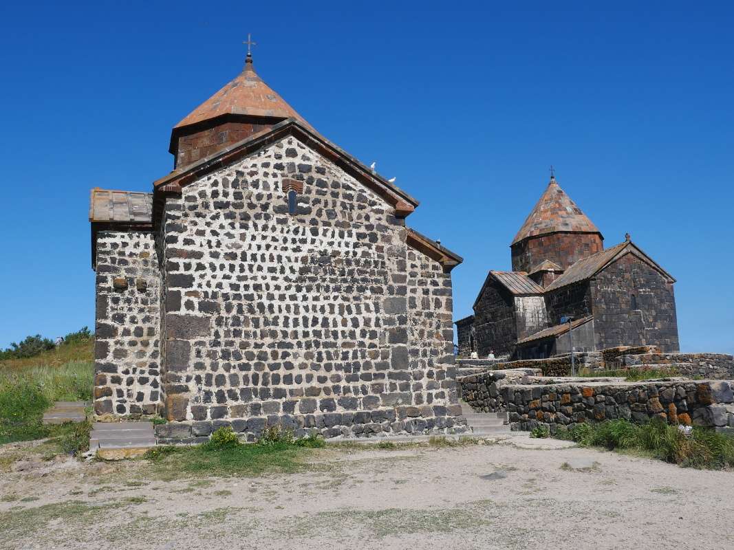 Z kláštora Sevanavank dodnes stoja 2 kostolíky