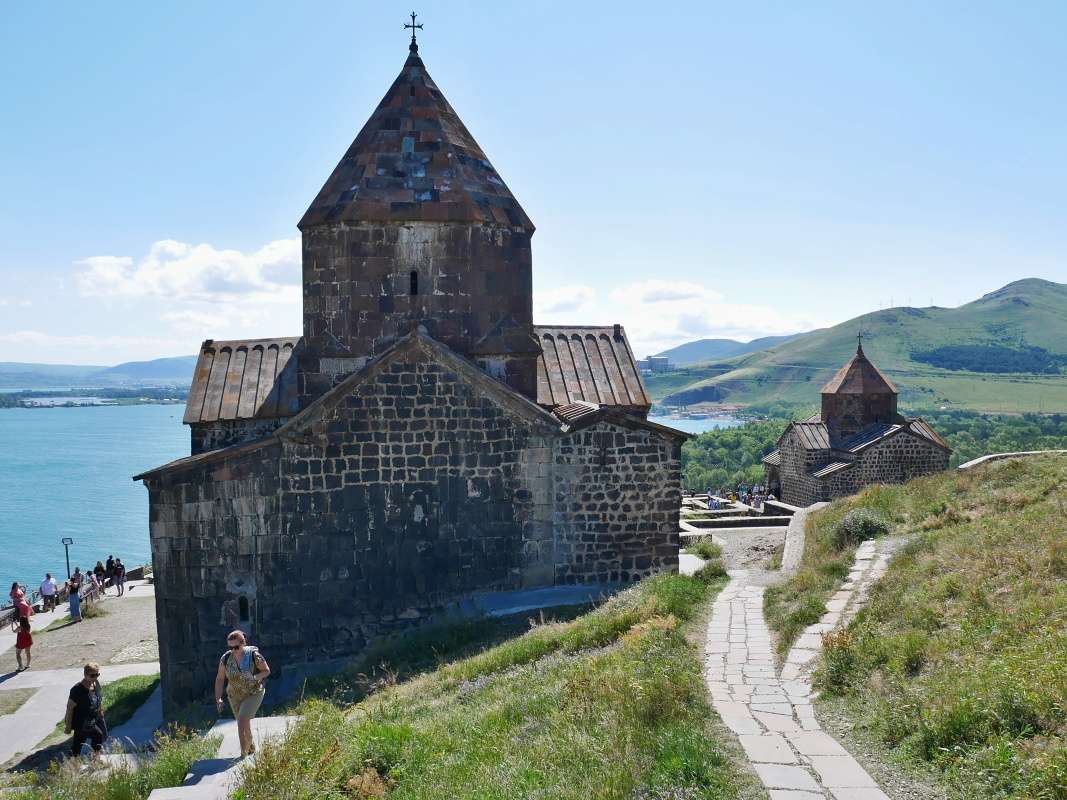 Vľavo Svätí apoštoli, vpravo Matka Božia