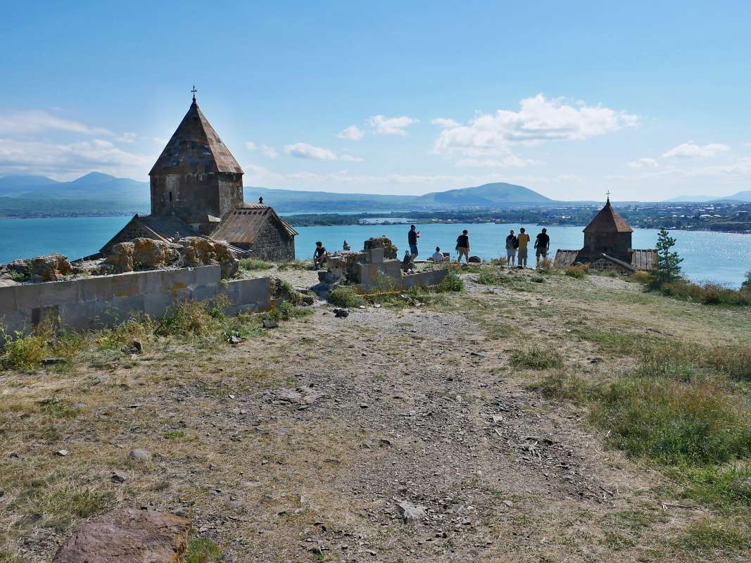 Vľavo Svätí apoštoli, vpravo Matka Božia