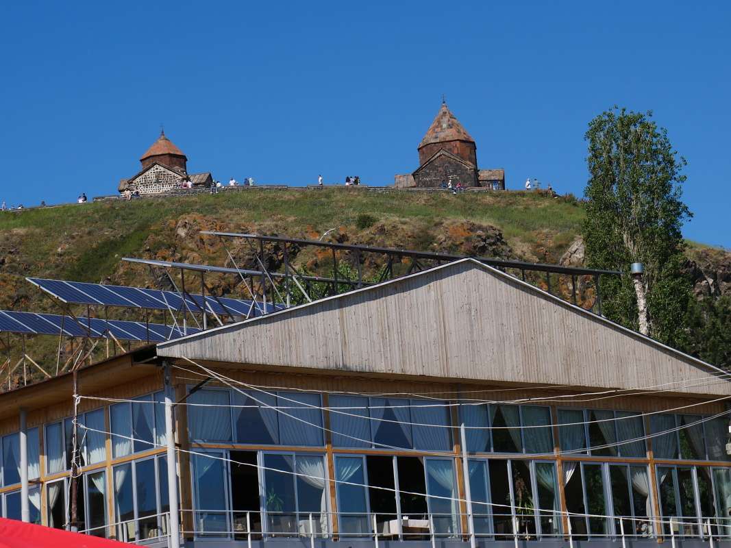 Kláštor Sevanavank od jazera