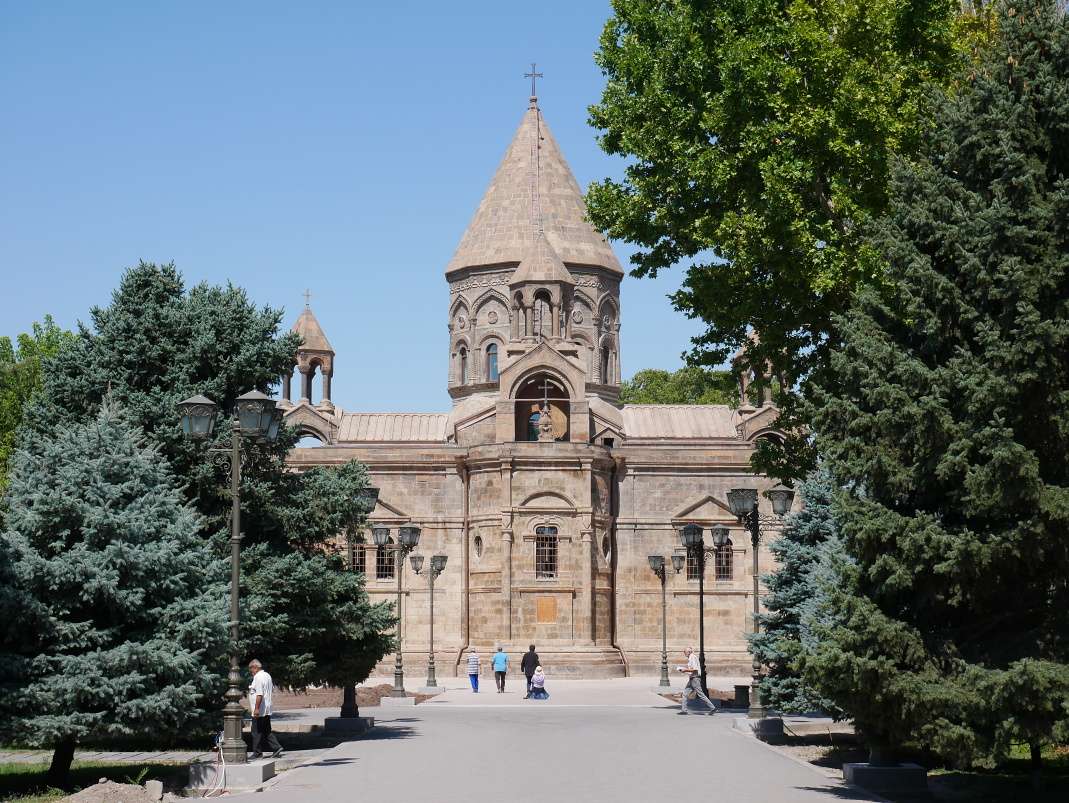 Katedrála Ečmiadzin - prichádza sa zo zadu