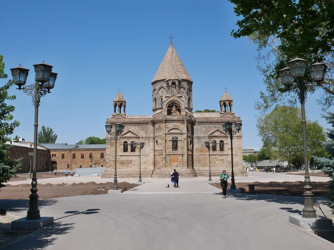 Katedrála Ečmiadzin - prichádza sa zo zadu
