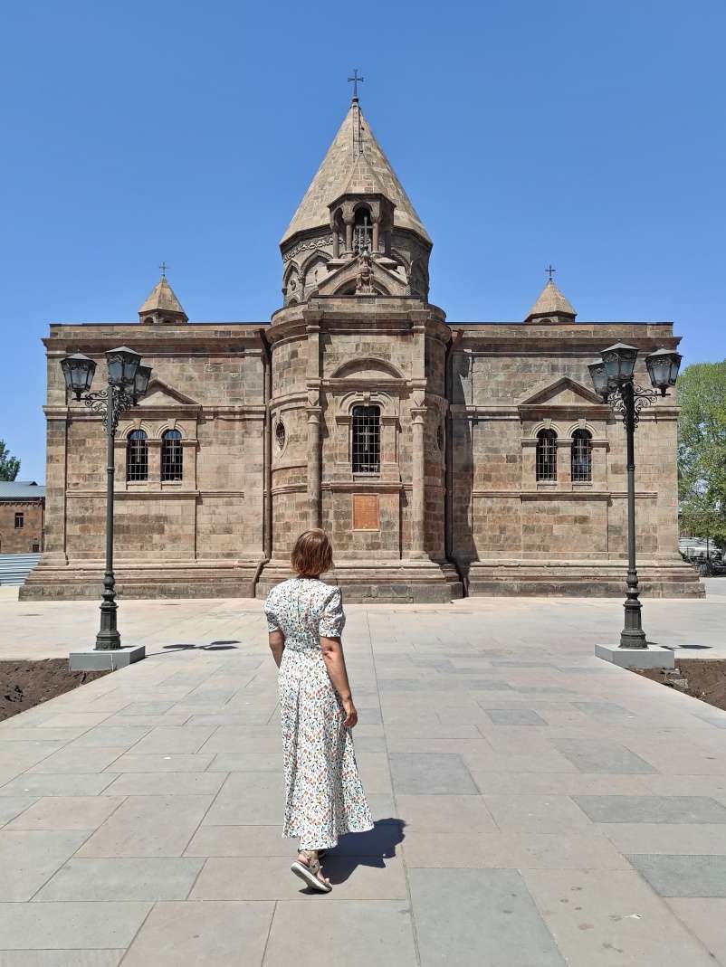 Katedrála Ečmiadzin - prichádza sa zo zadu