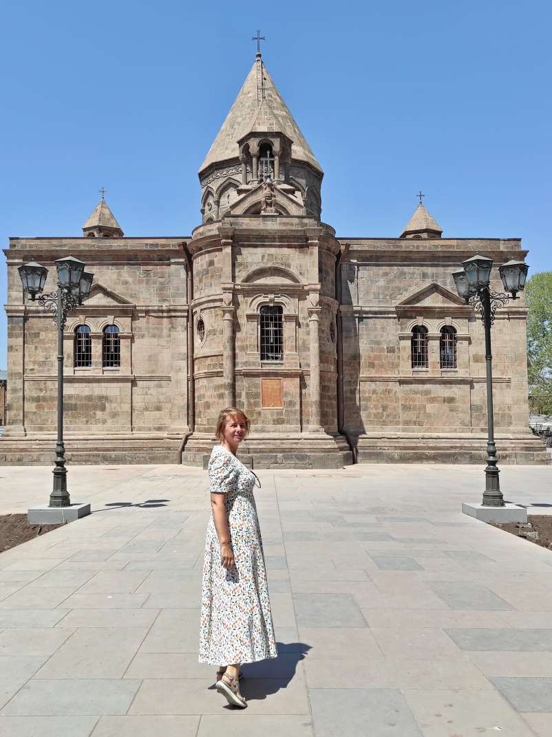 Katedrála Ečmiadzin - prichádza sa zo zadu