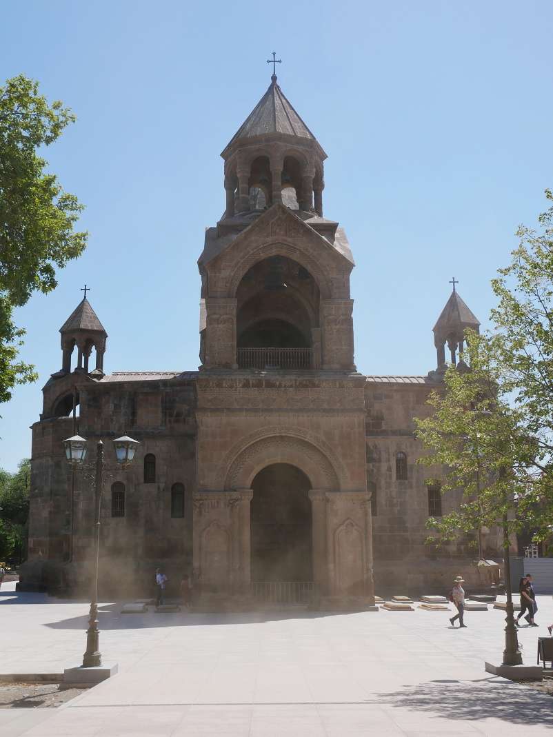 Katedrála Ečmiadzin - spredu, ten prach je od robotníkov od vedľa