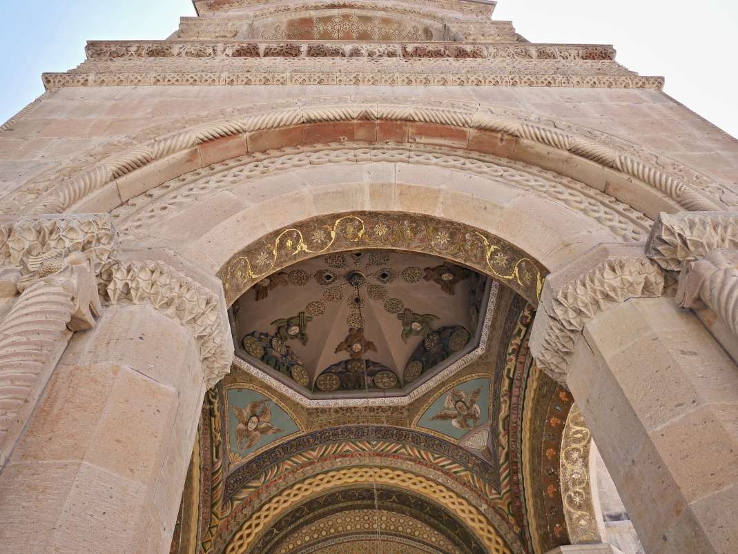 Katedrála Ečmiadzin - detail vstupného portálu