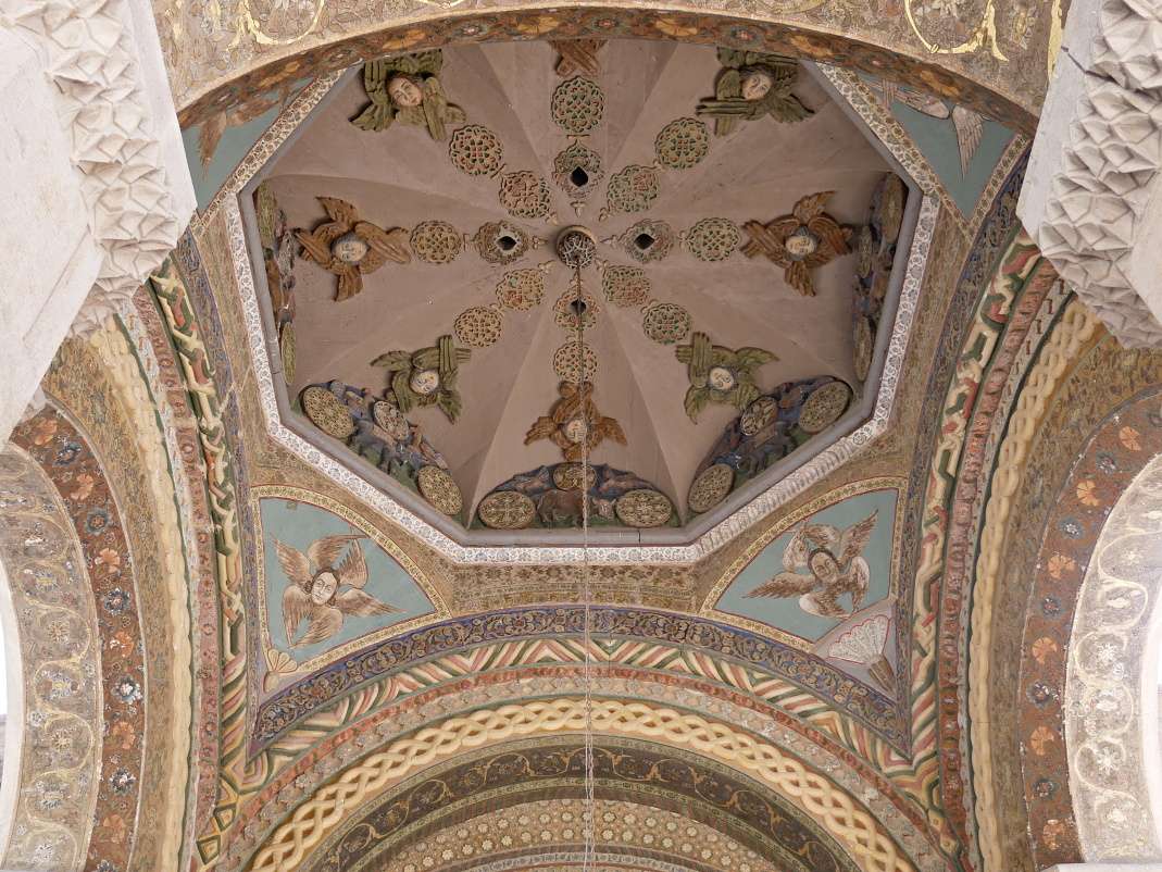Katedrála Ečmiadzin - detail vstupného portálu