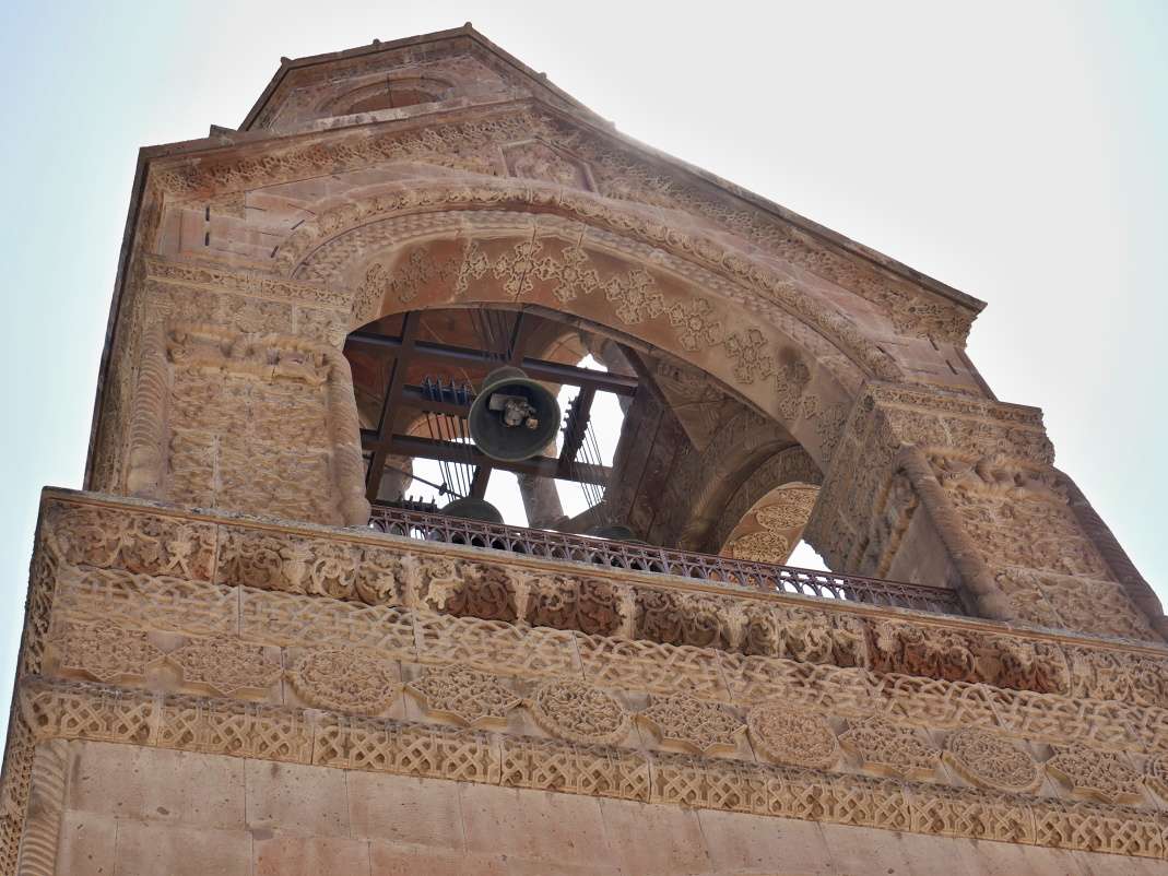 Katedrála Ečmiadzin - zvony nah hlavným vstupom