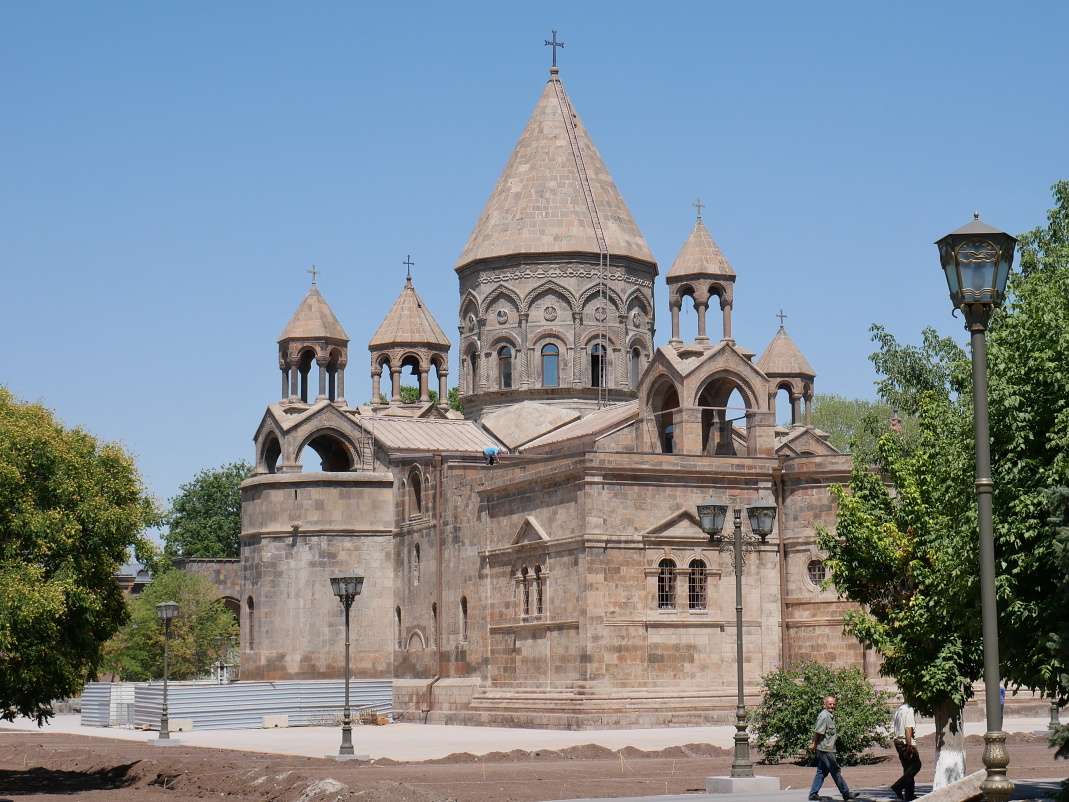 Katedrála Ečmiadzin zo zadu z ľava