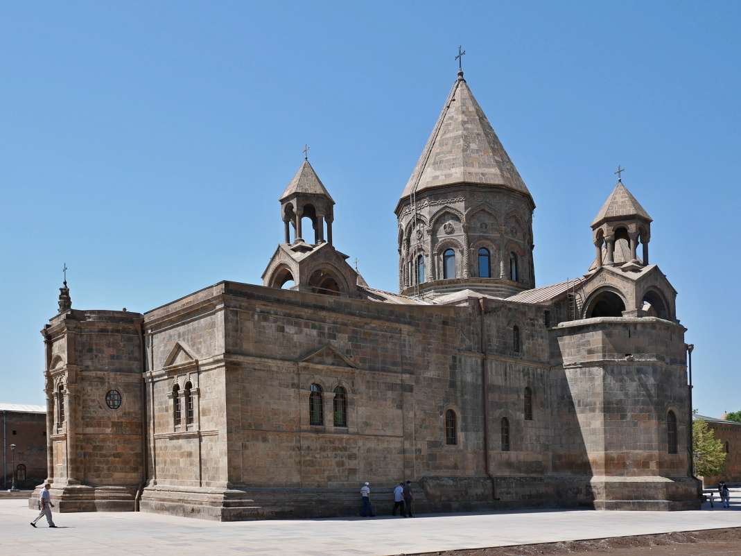 Katedrála Ečmiadzin zo zadu z prava