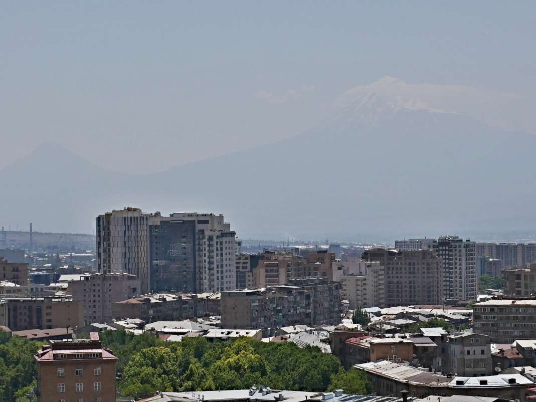 Jerevan - Kaskádový komplex - výhľad na Ararat