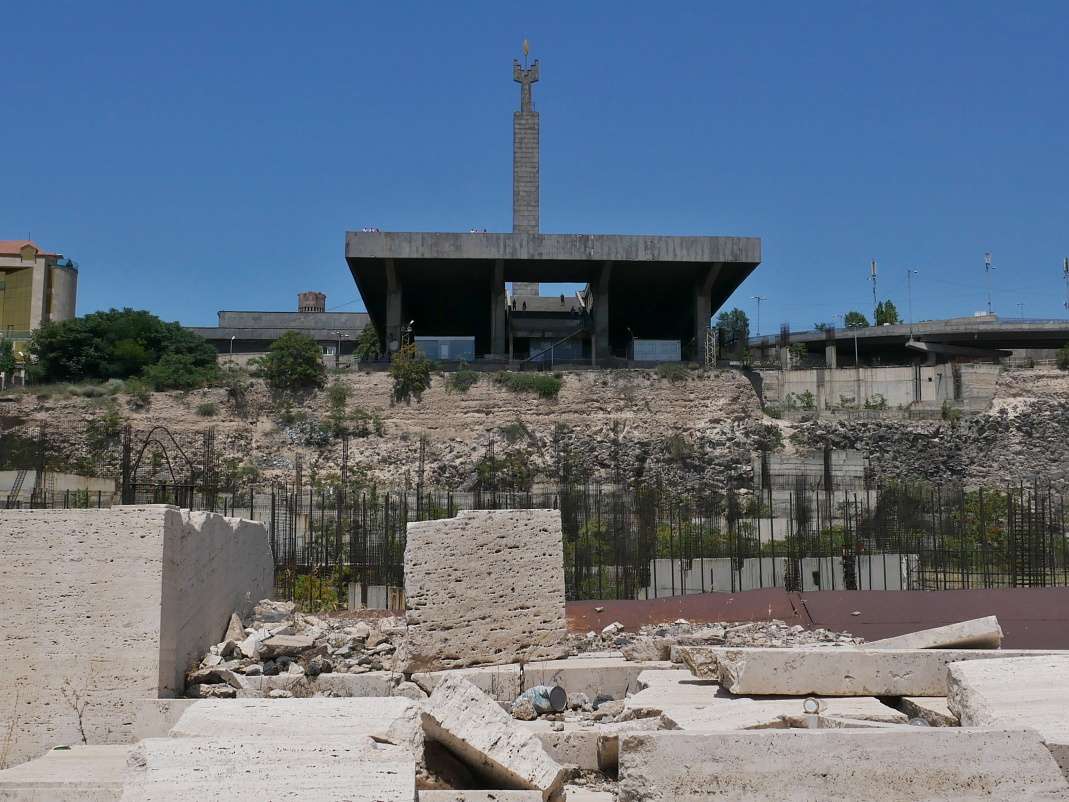Jerevan - pamätník 40. výročia sovietskeho Arménska vysoký 118m