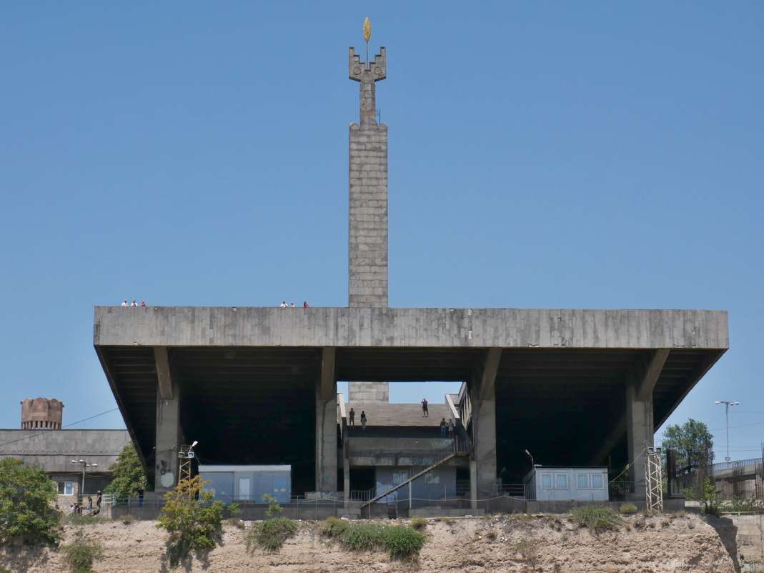 Jerevan - pamätník 40. výročia sovietskeho Arménska vysoký 118m