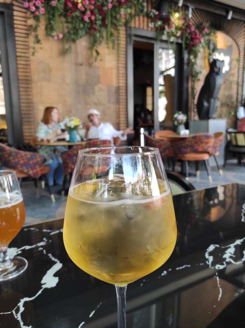 Obed v Black Cat pod Kaskádovým komplexom - Amaretto spritz