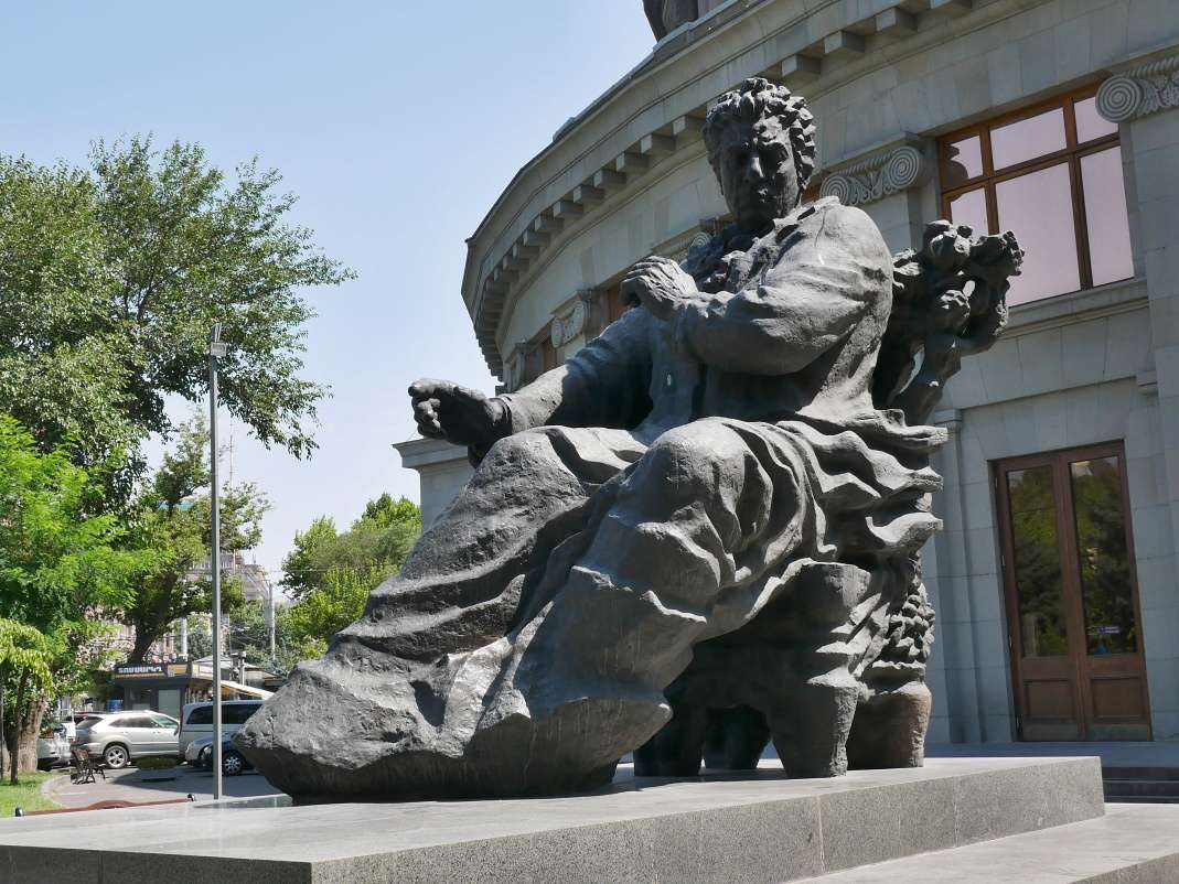 Skladateľ a dirigent Aram Chačaturjan (1903-1978) pred Národným divadlom