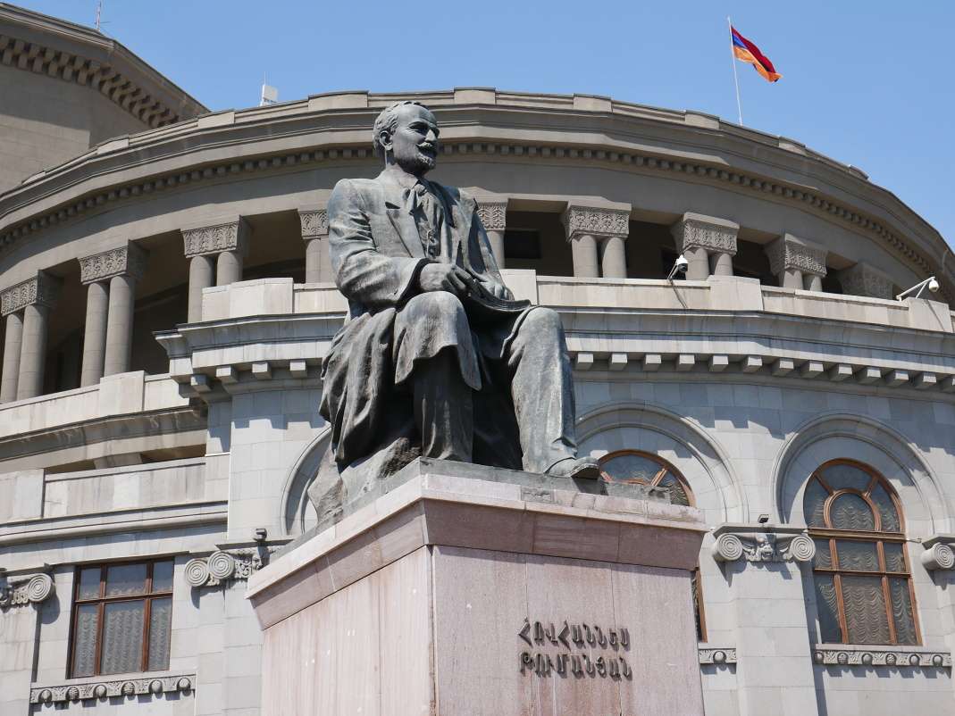 Národné akademické divadlo opery a baletu - Hovhannes Tumanyan (1869-1923) - básnik