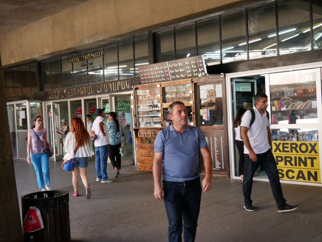 Metro pri Námestí republiky - nakukli sme