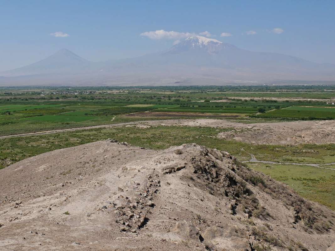 Veľký i Malý Ararat - hranica s Tureckom je cca 1km vzdušnou čiarou ok kláštora, dedina vľavo je už turecká