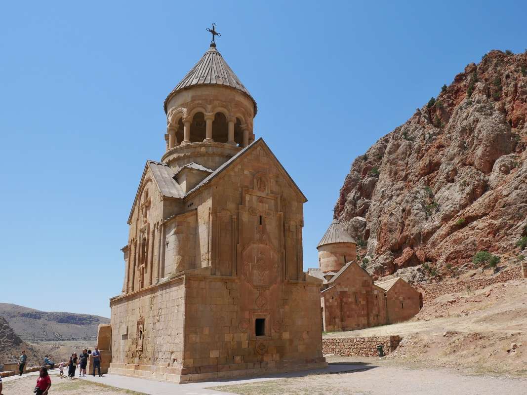 Noravank - kostol Surb Astvatsatsin (Presvätej Bohorodičky) od zadu