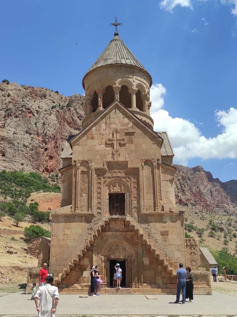 Noravank - kostol Surb Astvatsatsin (Presvätej Bohorodičky) z predu