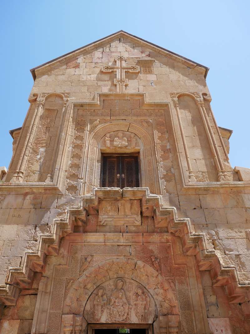Noravank - kostol Surb Astvatsatsin (Presvätej Bohorodičky)