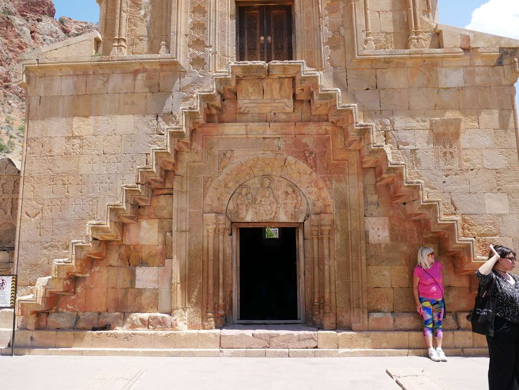 Noravank - kostol Surb Astvatsatsin (Presvätej Bohorodičky)
