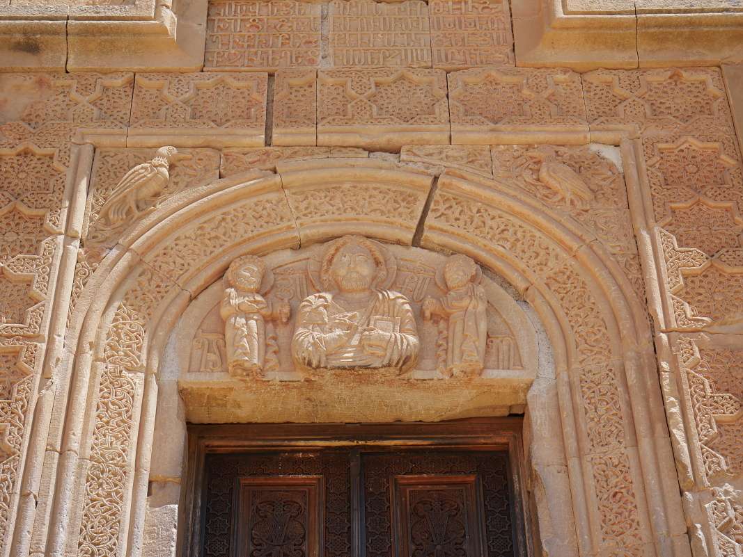 Noravank - kostol Surb Astvatsatsin - Kristus a postavy apoštolov Petra a Pavla