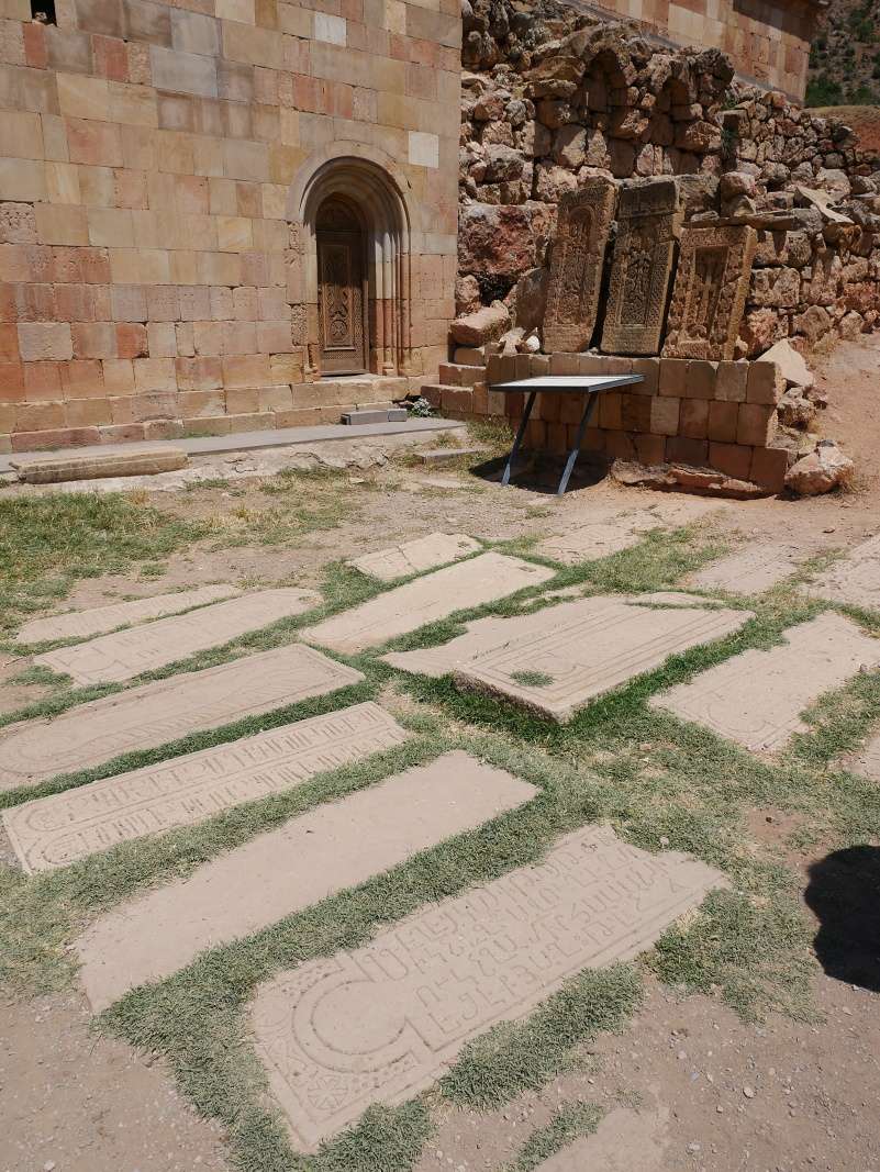 Noravank - kostol Surb Karapet, náhrobky